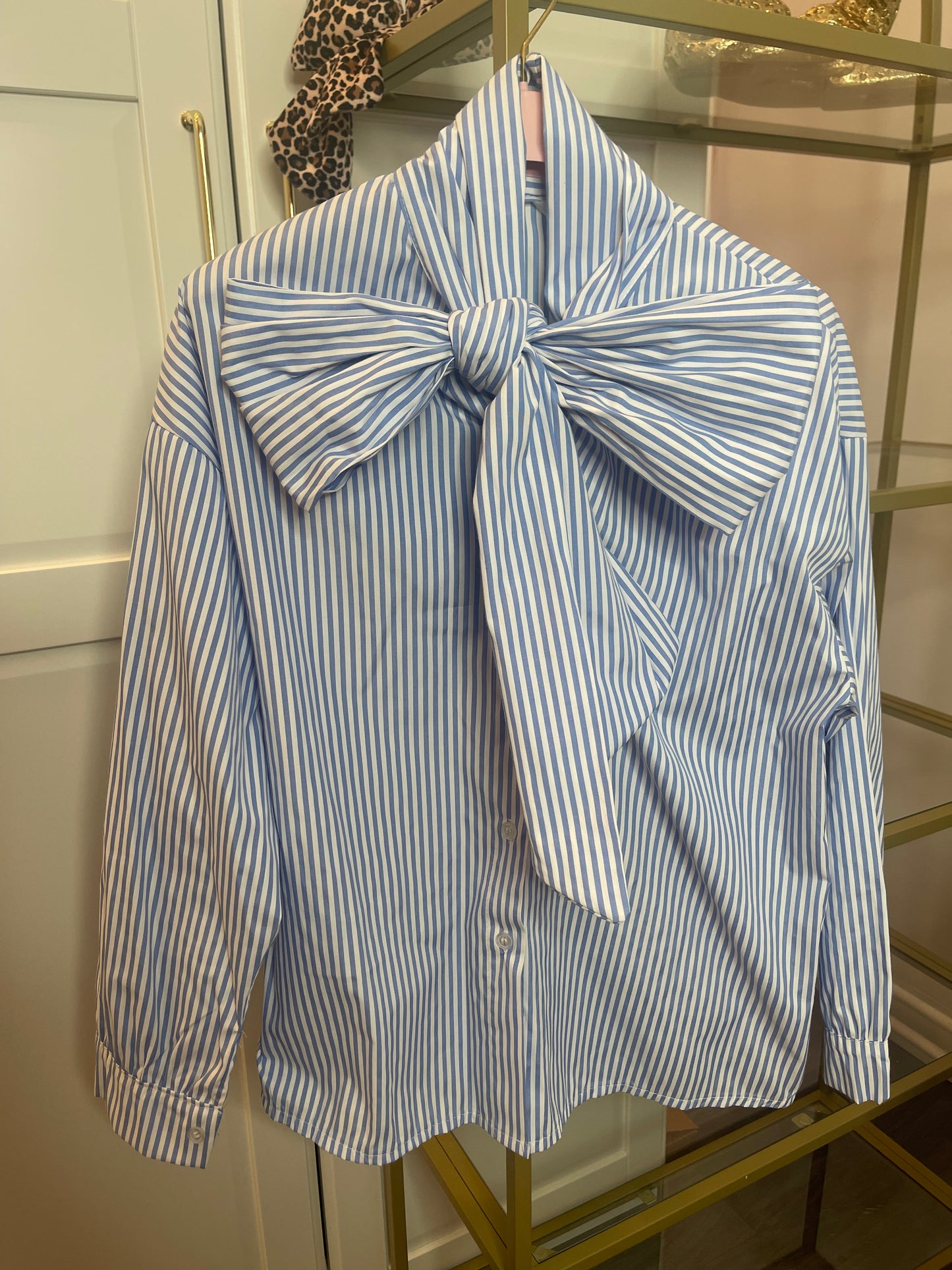 Gestreepte blouse met oversized strik blauw